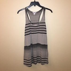SLEEVELESS TANK TOP